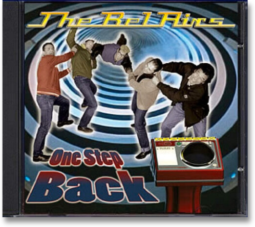 Frontcover der CD "One Step Back" zeigt 5 Bandmitglieder, die versuchen sich gegenseitig davor zu bewahren in einen Zeitreisetunnel gesaugt zu werden. Im Vordergrund steht eine rote Steuerkonsole.